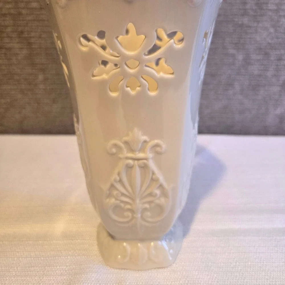 Lenox‎ Pierced Ivory Bone China Vase Gold Trim Made in USA 7.25 Inch Scalloped